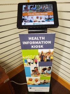 Touch screen kiosk open to MedlinePlus en Espanol and a sign that says "Health Information Kiosk"